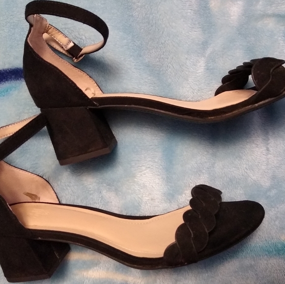 Sandals - Picture 2 of 3